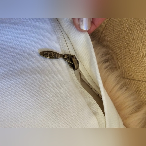 Beautiful UGG 22 X 22 Faux Fur Pillow - Picture 5 of 7